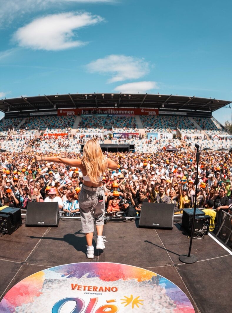 Linda Siu live