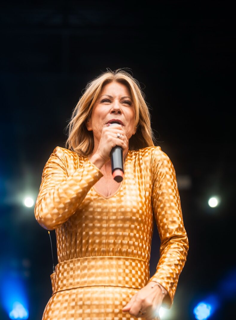 Mia Weber live