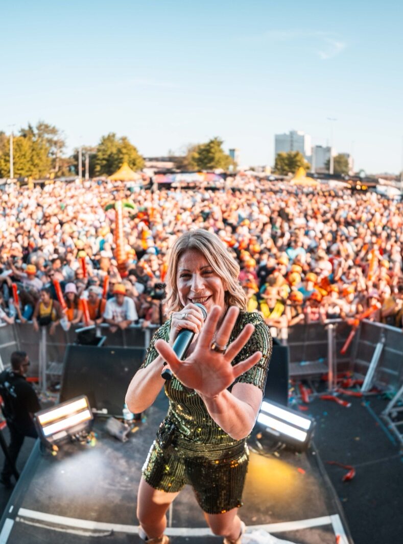 Mia Weber live
