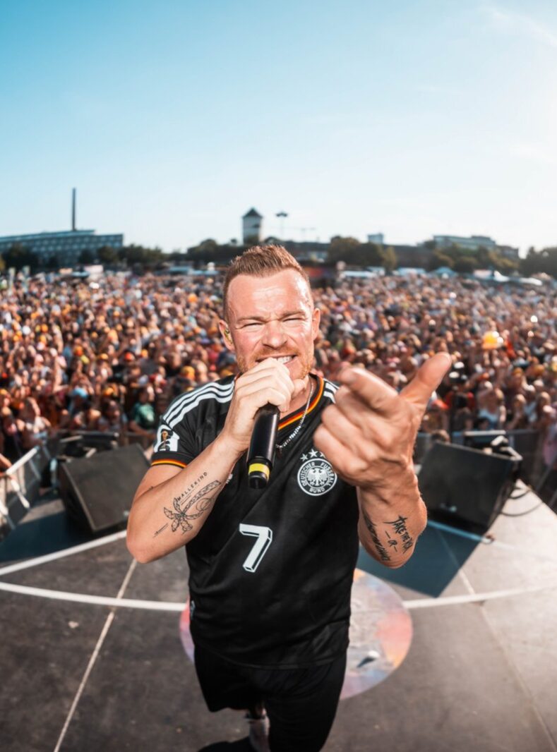 Julian Benz live