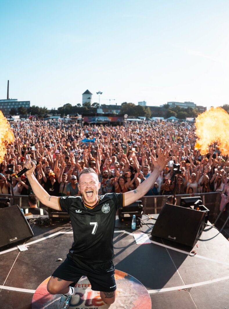 Julian Benz live