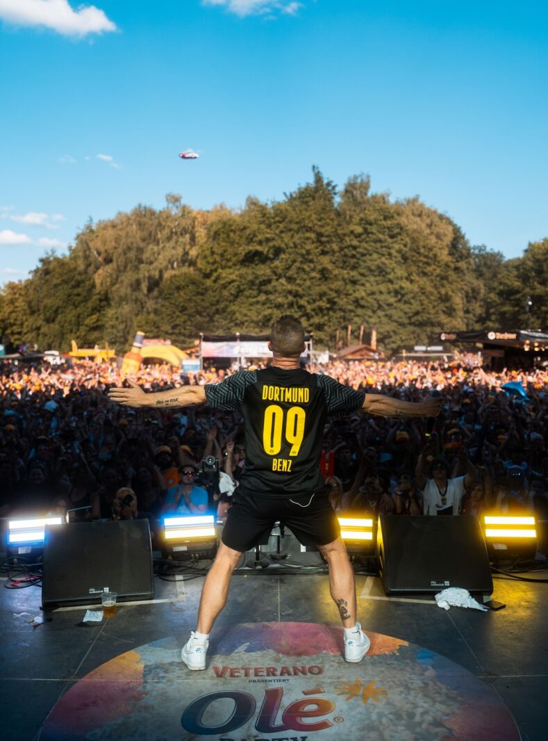 Julian Benz live